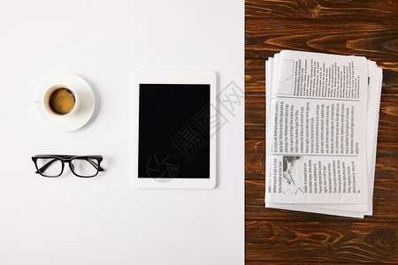 眼镜咖啡杯和数字平板电脑图片
