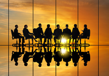 一群商务人士对日落的剪影商务会议图片