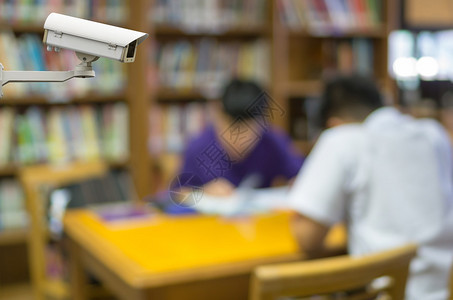 监控闭路电视安全摄像头监视图书馆学生阅读的抽象模糊照片图片