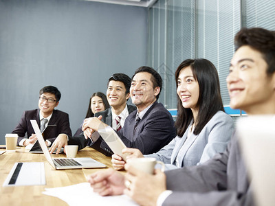 一群快乐微笑的亚洲企业商务人士在办公室图片