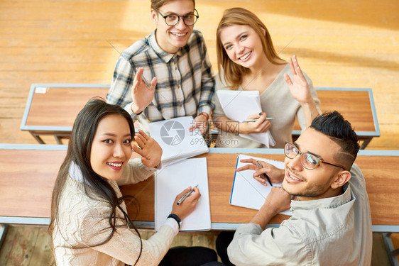 四名国际学生在现代大学报告厅一起学习图片