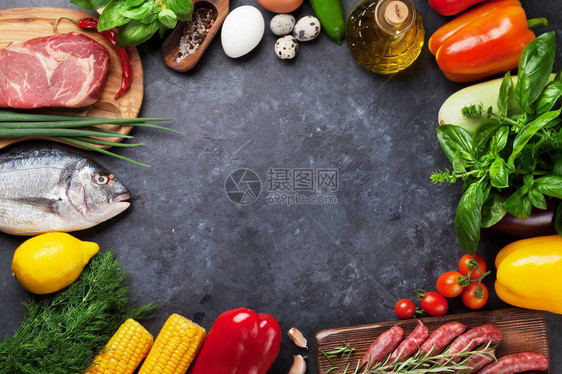 蔬菜鱼肉和配料烹饪西红柿茄子玉米牛肉石桌上有复制图片
