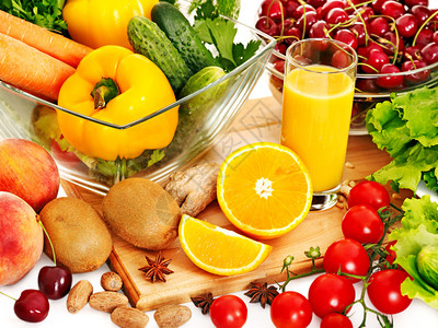 新鲜蔬菜和水果和一杯果汁图片