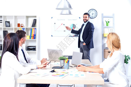一群商务人士在办公室开会商业伙伴在会议上讨图片