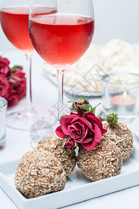 椰子巧克力蛋糕鲜花和玫瑰红酒在节日图片