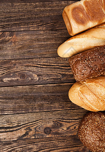 在一张木桌上的面包分类图片