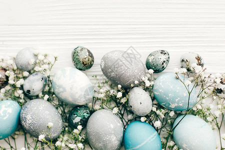 现代复活节彩蛋涂有蓝色和灰色大理石上的天然染料图片