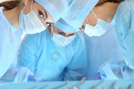一群在手术室工作的外科医生图片