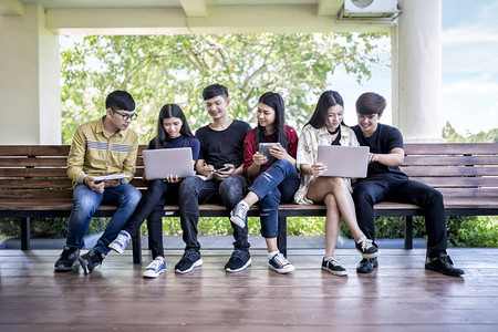 教育过程一群在大学习的亚洲青年坐在椅子上教育学生大学习友图片