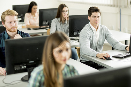 在课堂计算机上工作的学生人背景图片