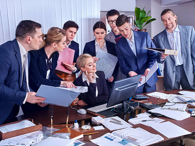 快乐的集团商务人士在办公室老板宣布奖金员工努力为新老板工作选择工作图片