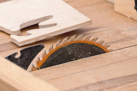 锯上圆盘的对角线视图木匠车间锯切工件和木工桌图片