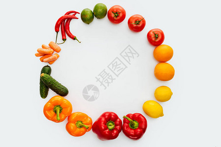 在白色上隔离的蔬菜和水果圈的顶部视图图片