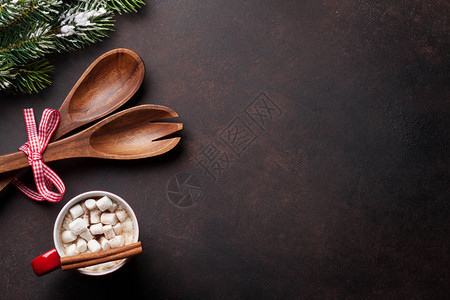 圣诞节背景与枞树厨房用具热巧克力和棉花糖在桌子上带复制图片