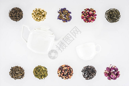 茶壶和茶壶杯子在白色上图片