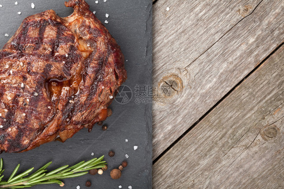 牛肉排配有迷迭香和料以及复制空图片