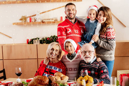 家庭在庆祝圣诞节时笑着欢庆的家庭和家图片