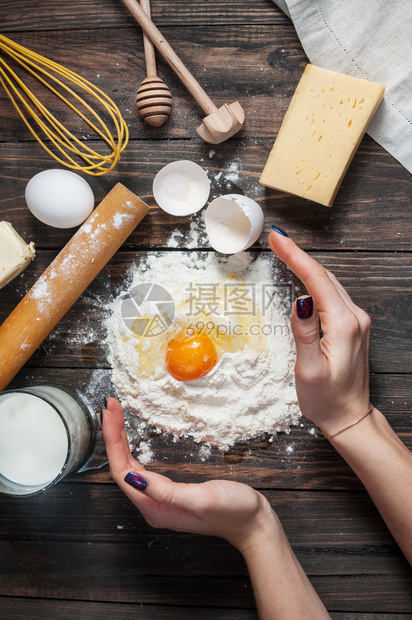 女面包师用鸡蛋黄油图片