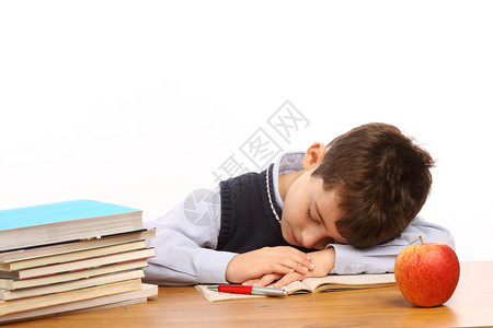 小学生在做作业时睡着了图片