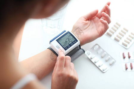 病人测量血压高血压图片