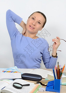 坐在工作桌的女疲劳妇女颈部和后腰放松图片
