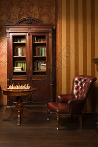 古典图书馆室配有皮制手椅木图片