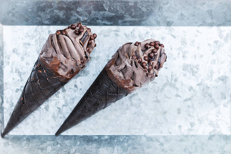 双巧克力双巧克力冰淇淋和银底图片