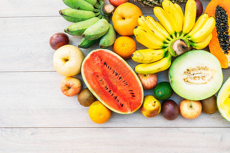 混合水果与苹果香蕉橙等木质背景图片
