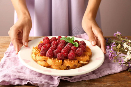 美国进口越莓干女人拿着盘子桌上有美味的背景