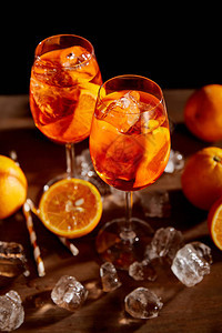 AperolSpritz在玻璃杯橙子和黑底冰块中图片