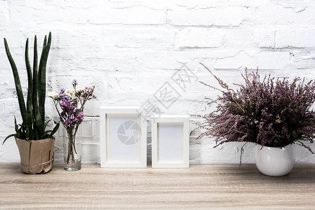 木桌上空相框和鲜花的近景图片