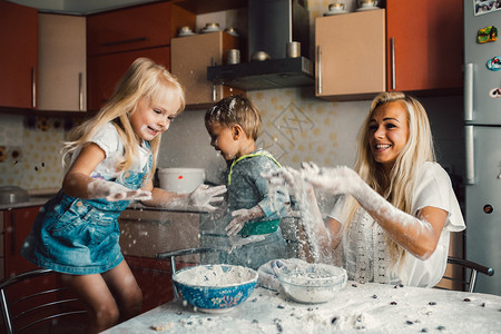 妈和孩子在厨房里玩面粉图片