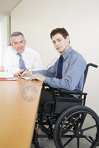 残疾男办公室工作者图片