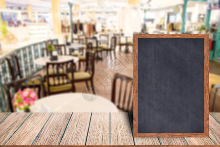木桌上的黑板木框黑板标志菜单图片