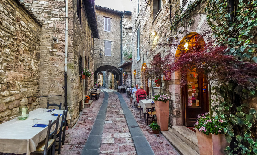 意大利乌姆布里亚阿西古老城镇Assisi的一个美丽的小巷中的图片