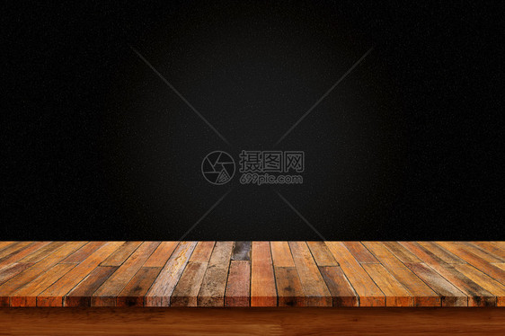 黑墙背景的空木质桌用于显示或添图片