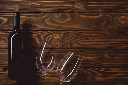 红色葡萄酒瓶顶面的视图木制图片