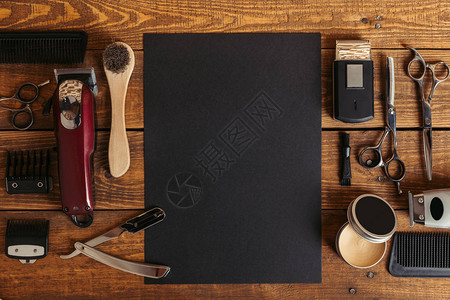 专业理发工具和木制表格空白黑图片