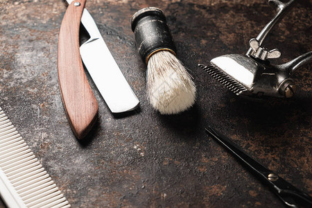 老式理发工具危险剃须刀美发剪刀旧手动理发器梳子剃须刷老生锈的金属图片