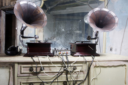 古色香房间里的两台老式留声机图片