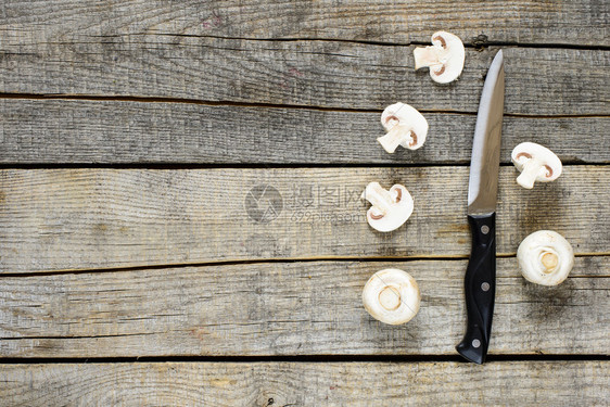 香菇蘑和木桌上的刀图片