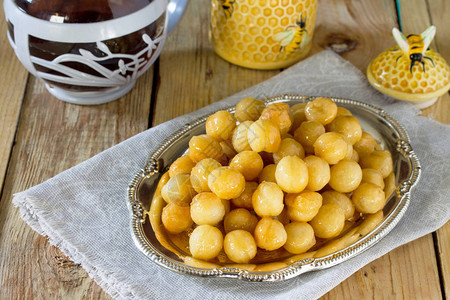 用蜂蜜和肉桂做的土豆甜圈庆祝犹太传统甜桌Chanu图片