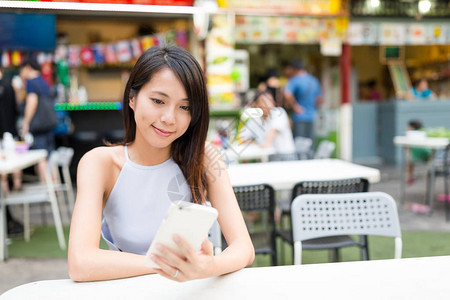 女在户外餐厅用手图片