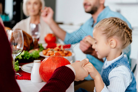 在感恩节餐桌前与家人一起祈祷和亲友们一起祷图片