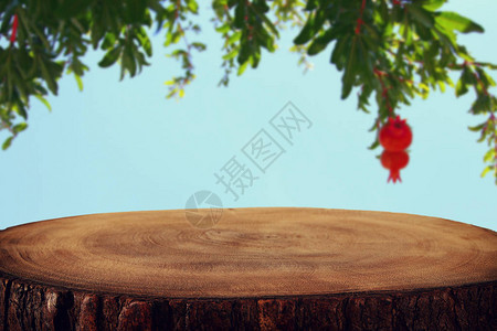 梦幻石榴树前的复古木板桌图片