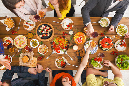 大家一起吃健康食物共度家宴晚会图片