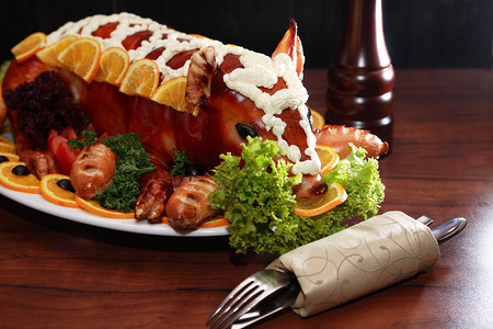 大盘蔬菜烤乳猪装饰背景图片