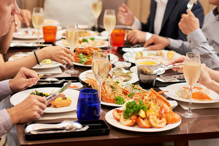 餐桌上带各种海产食品的磁盘有背景图片