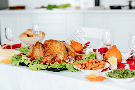 饭桌上有烤火鸡和感恩晚餐图片