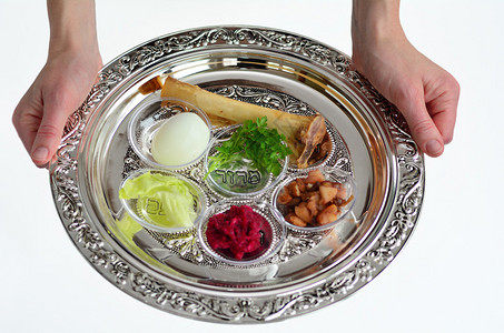 犹太妇女手拿着逾越节家宴盘子图片